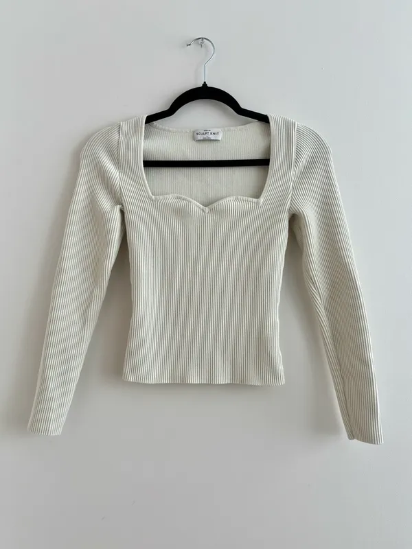 Aritzia Babaton Sculpt Knit Sweetheart Long Sleeve Top - Image 3