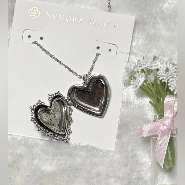🩶🌸 Mallory Rose Locket Short Pendant Necklace from Kendra Scott. - Image 4