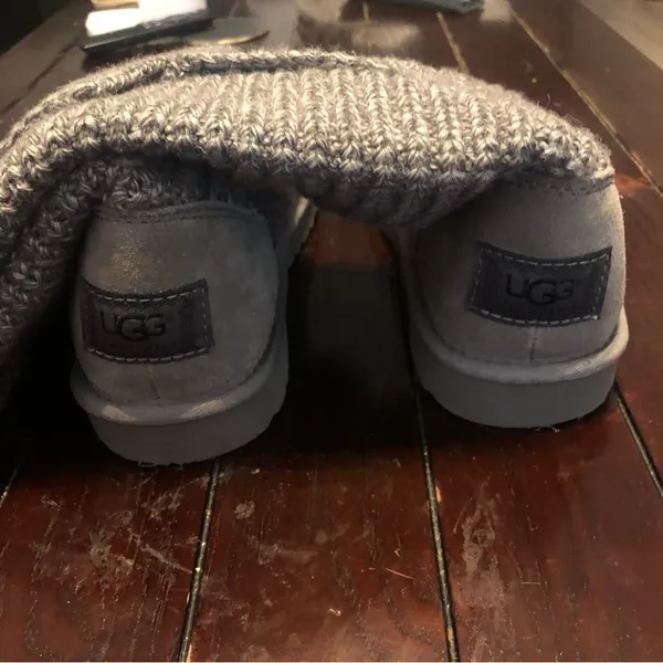 UGG Classic Cardy knitted sweater 3 button fold over boots.Silver color. Size: 8 - Image 12