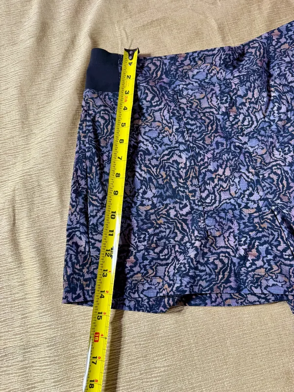 Athleta Women’s Size 10 Printed Hiking Shorts Zip Pockets Stretch Activewear - Image 7
