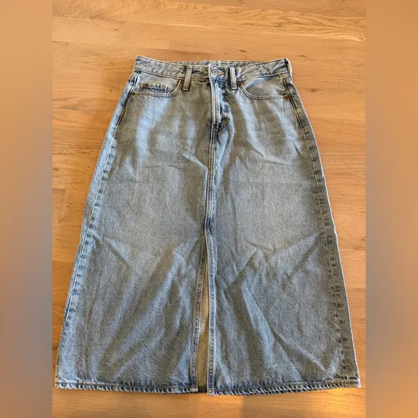 Old navy high rise slit midi denim skirt light wash blue size 10 NWOT - Image 2