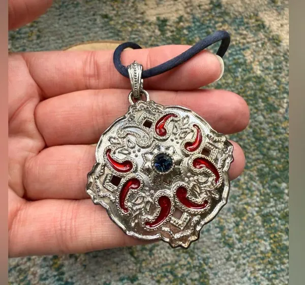 Vintage silver medallion cord necklace - Image 4