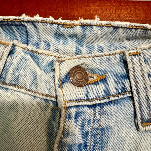 LEVI’S 550 Vintage 90s Light Wash Jeans - Image 3