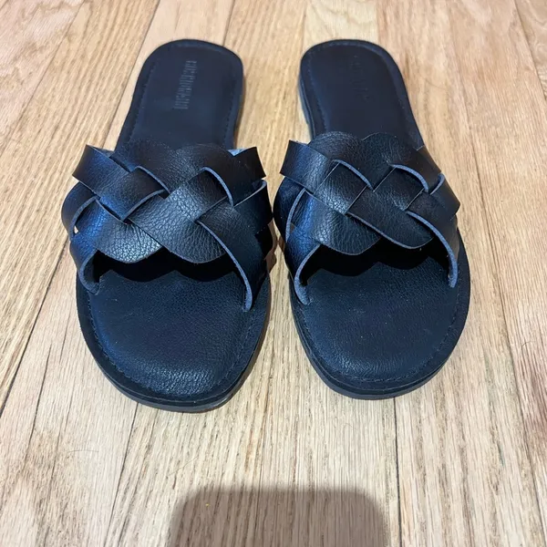 Black Sandals Sleek Design - Image 3