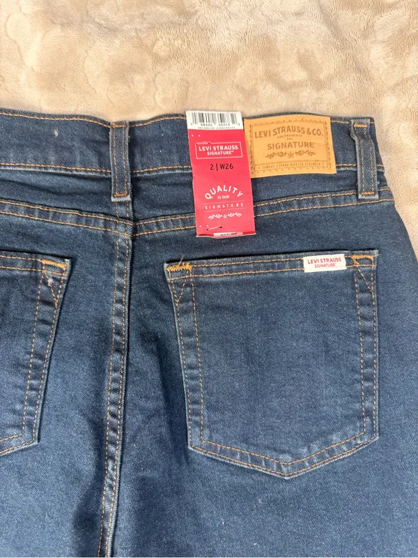 Levi's High-Rise Women's Jeans in Dark Blue Denim - Image 2