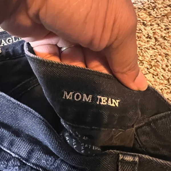 American Eagle Mom Jeans‎ Black Distressed Ripped Denim Womens Size 4 Regular - Image 3