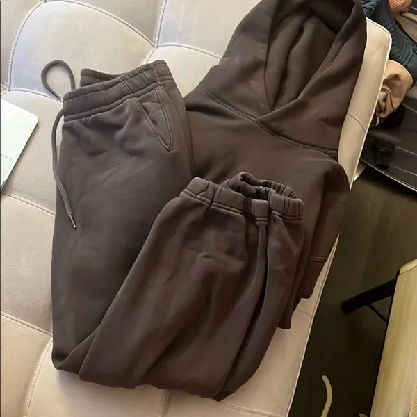 Abercrombie & Fitch Brown Oversized Sweatshirt and Sweatpants - Image 2