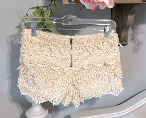 Romantic Flirty Lace Crochet Beige Shorts Back Zip Womens Small Love Fire - Image 4