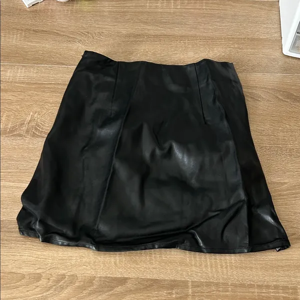 Sleek Black faux Leather Mini Skirt - Image 5
