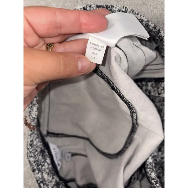 Athleta Farallon Shorts black and white size medium - Image 10