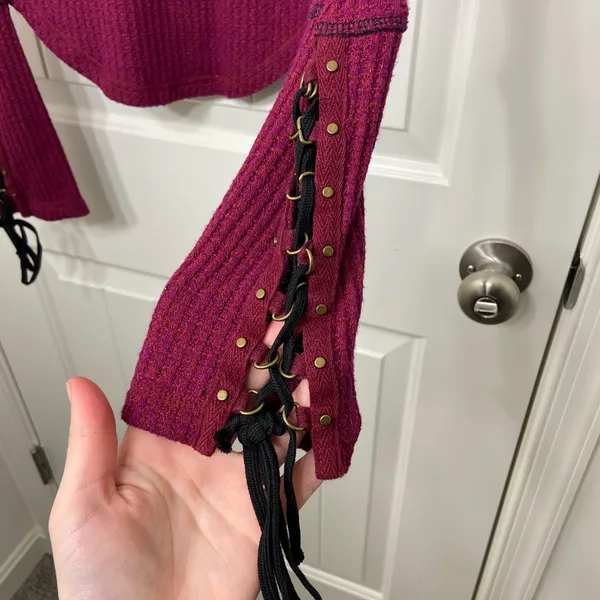 EUC Free People women’s wine mountaineer cuff thermal laced flare‎ top small - Image 3
