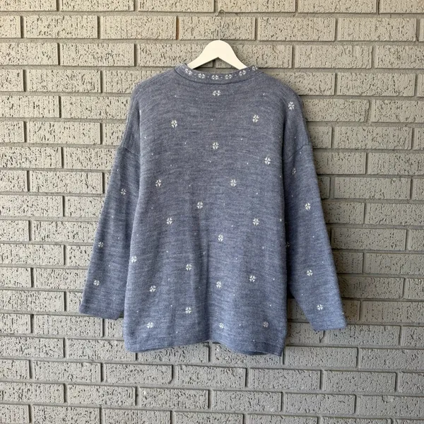 Vintage Nutcracker Christmas Sweater Medium Blue Cabin Sleigh Ride Horse Scene - Image 4