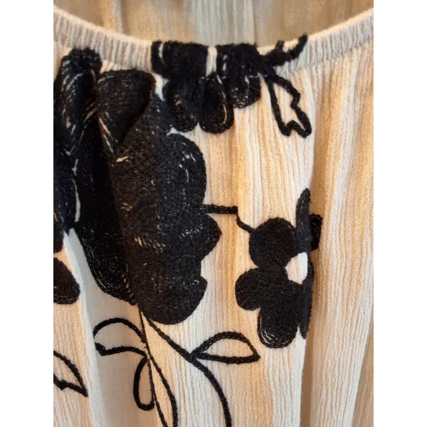 Liv Los Angeles Womens Sz S Black/White Embroidered Flowers Ruffle Tunic Top - Image 4