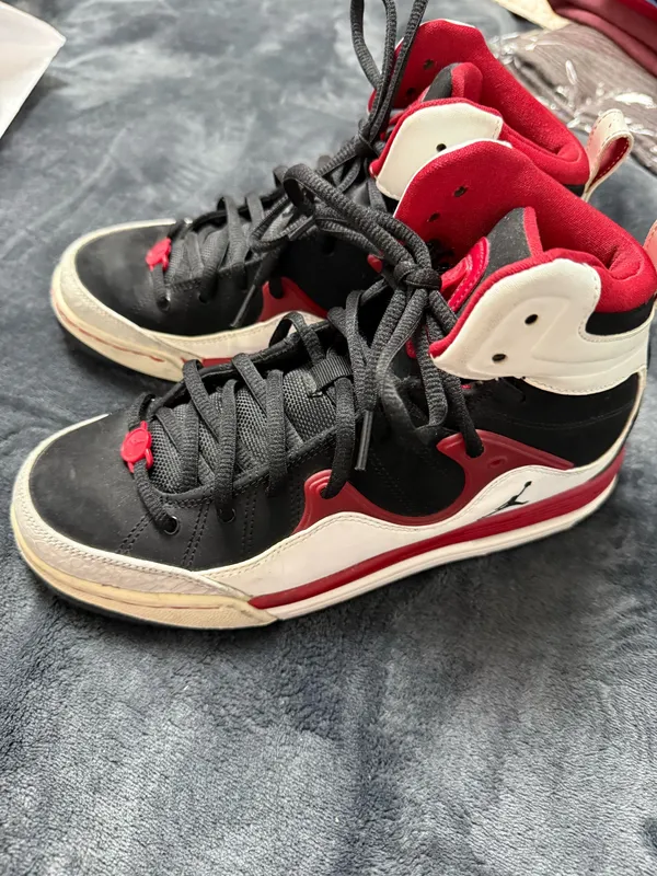 QJordan 1 Mid black red trainers. Size US 8.5 #sneakers #jordan - Image 2