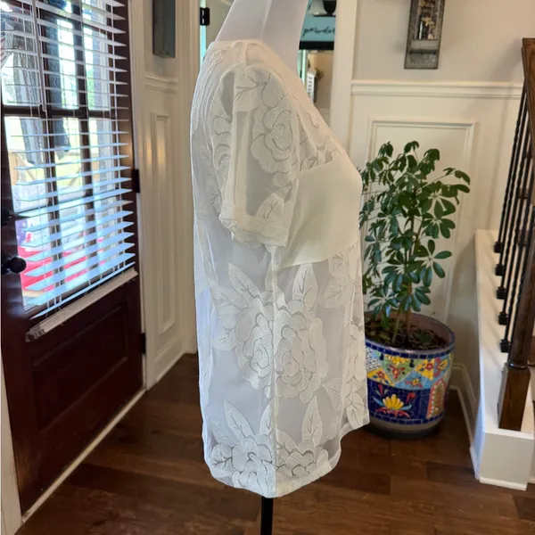 Gypsies & Moondust NWOT White Floral Lace Tee - Image 3