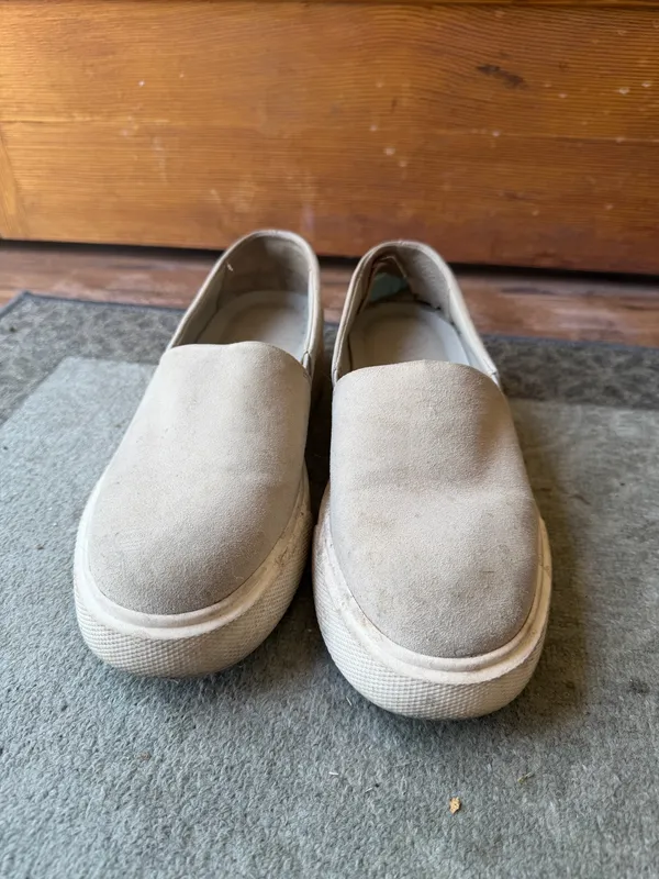 Vince Camuto ABBINNA SNEAKER in French Grey Suede - Image 4