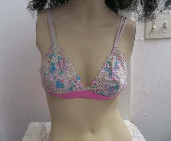 PINK Victoria's Secret lace trimmed triangle bra in white and pink size medium. - Image 2