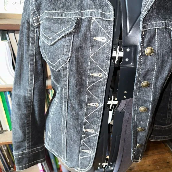 AMI distressed S cropped classic minimalist denim jacket - Image 2