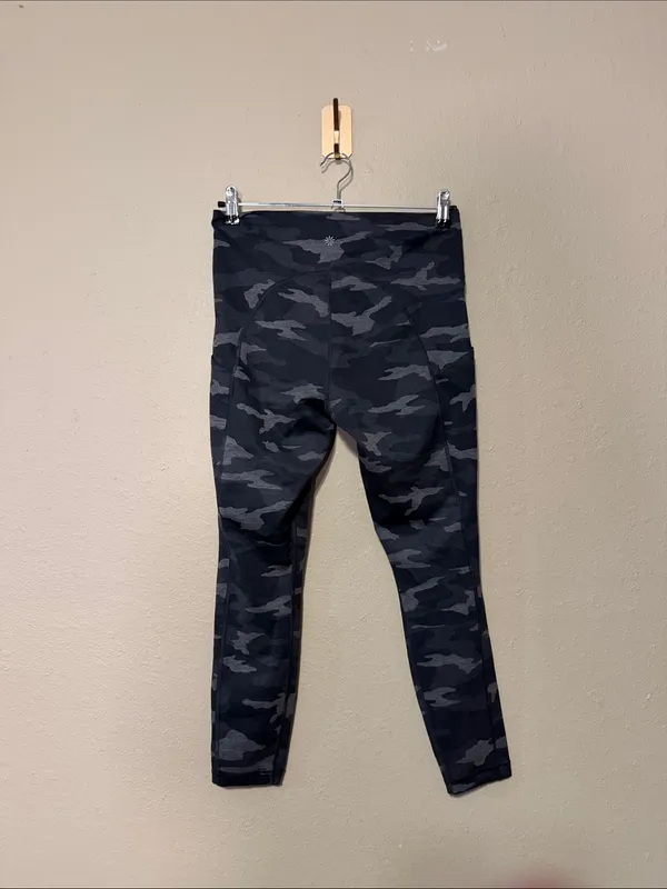 Athleta Ultimate Camo Stash Pocket 7/8 Tight Size Medium - Image 5