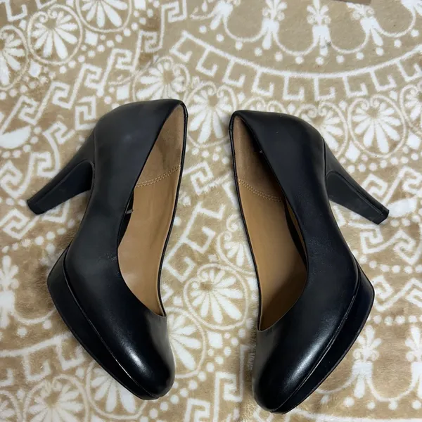 Clarks Women's Classic Black Leather Pumps - Image 7