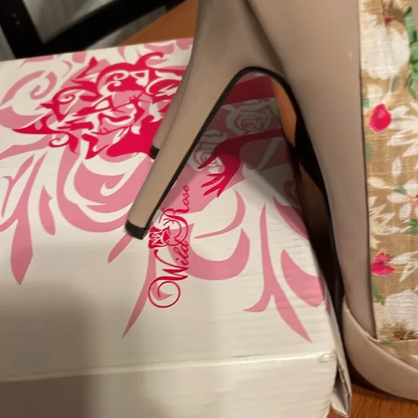 Wild Rose platform pumps with flower details - Image 5