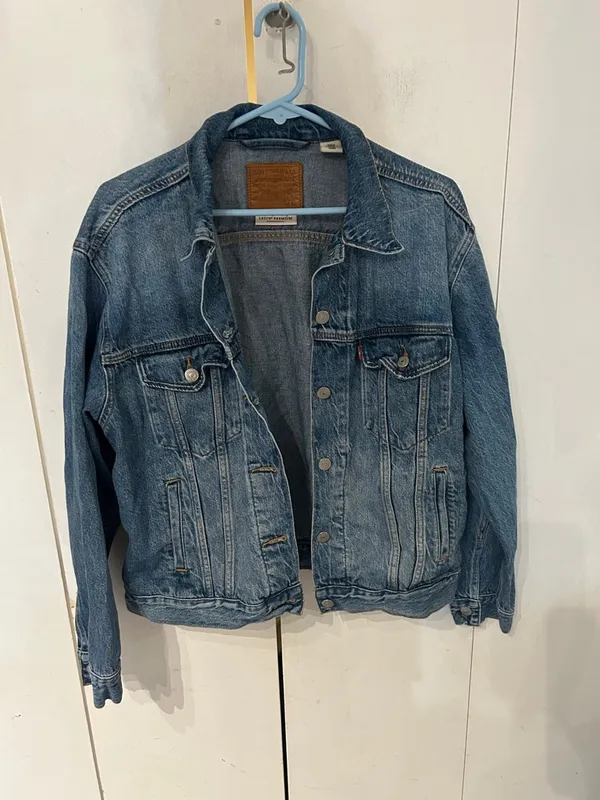 Levi's light blue denim jacket with brown leather patch - Image 2