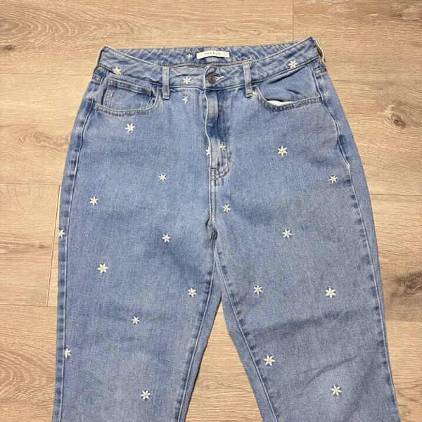 PacSun Mom Jean 29 or 8 Medium Wash Blue Embroidered‎ Daisy Floral Denim Pants - Image 3
