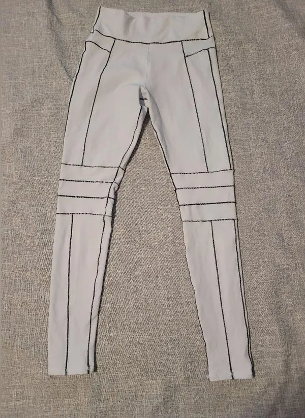 Alo Yoga leggings - Image 3