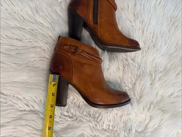 FRYE Distressed Women's brown Leather Ankle Booties with Side Zip size 6B - Image 9