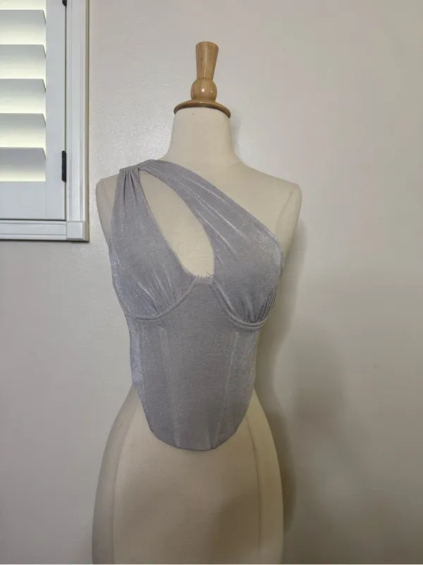 superdown One-Shoulder Cutout Crop Top in Blush Pink - Image 2