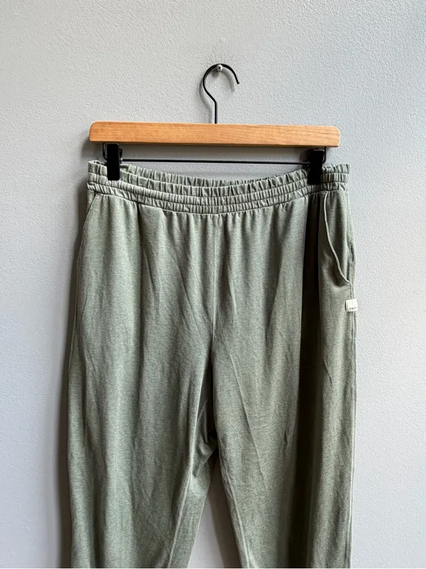 Vuori Boyfriend Jogger Sage Green Drawstring Sweat Pants Size Medium - Image 2