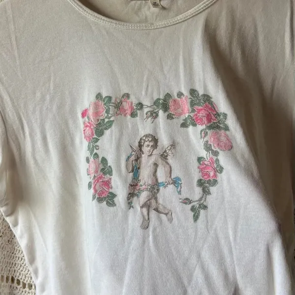 Truly Madly Deeply Cupid Baby Tee Cream Pink Rose Cherub Crop Top Medium - Image 4