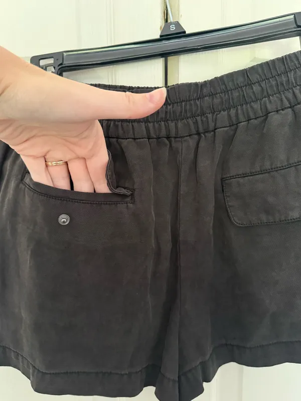 ALICE + OLIVIA Britney Patch-Pocket High Waist Black Shorts Size Small - Image 6