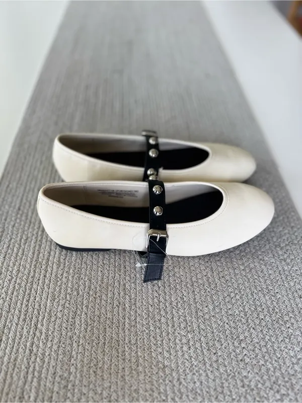 No Boundaries Ivory Cream Mary Jane Flats with Black Studded Strap Sz 9.5 - Image 2