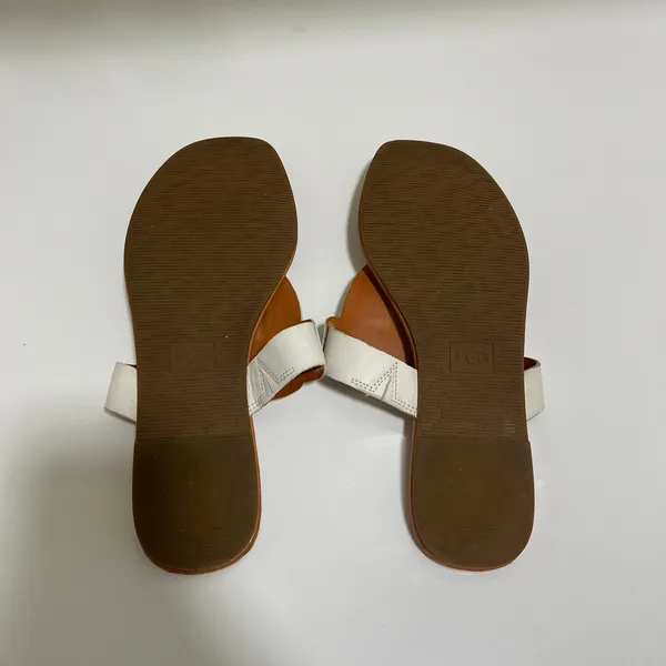 UGG Women's Gaila Slip‎ On Sandal Size 9 - Image 6