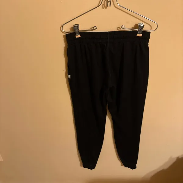 Vuori Performance Joggers in Black Heather - Image 4