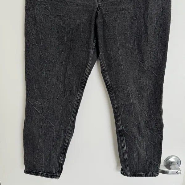 Abercrombie & Fitch Curve The Mom High Rise Jeans in a Black Faded‎ Acid Wash 14 - Image 4