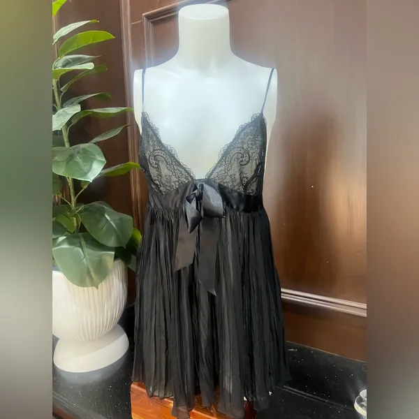 VICTORIA’S SECRET Very Sexy Pleated Babydoll Nightie Lingerie Small NWOT - Image 2