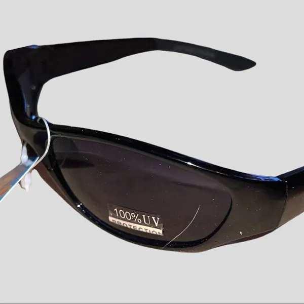 NWT! UV protection black frame dark tint sunglasses - Image 7