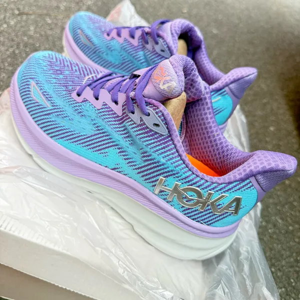Hoka One One Clifton 9 running shoes in purple and blue with a gradient effect #running #athletic women size 7 - Image 4