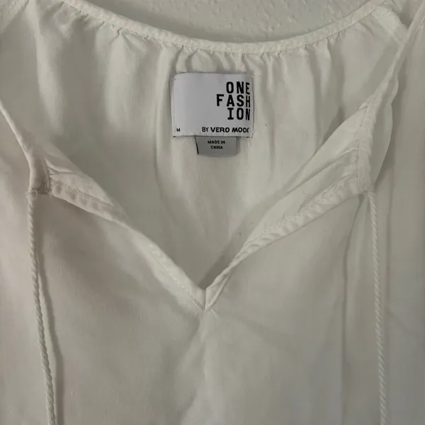 VERO MODA Coastal grandma lightweight dainty blouse white with v-neck size Women’s M - Image 4