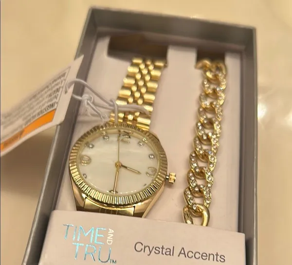 Time and Tru Gold Watch and Bracelet Set Elegant Accessories - Image 16