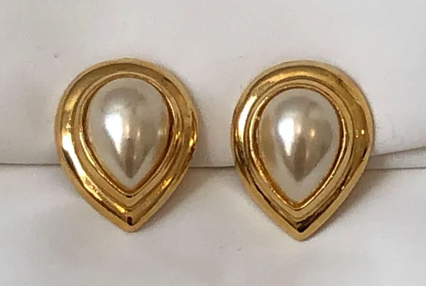 Lovely Vintage Clip On Earrings Gold Tone W Faux Pearl Cabochon - Image 3