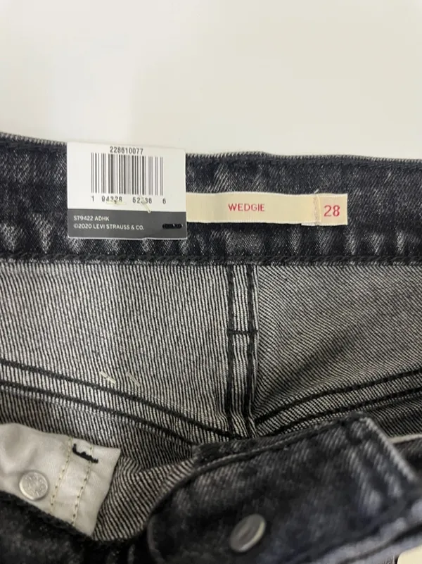 NWT Levi's Black Wedgie High Rise Jeans size 28 - Image 5