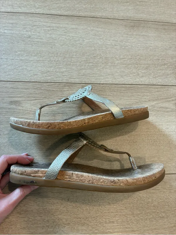 Ugg Women’s Ayden II Leather Gold Thong Sandal Slip On Size 7.5 - Image 2