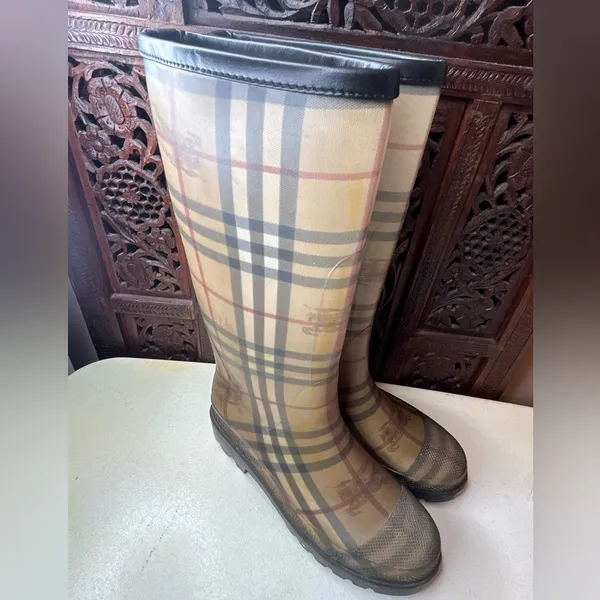 Burberry Women's Calf Rubber Rain Boots Size 5. Authentic. - Image 4