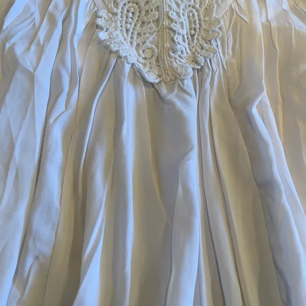 White Top with Lace Detailing Size M - Image 3