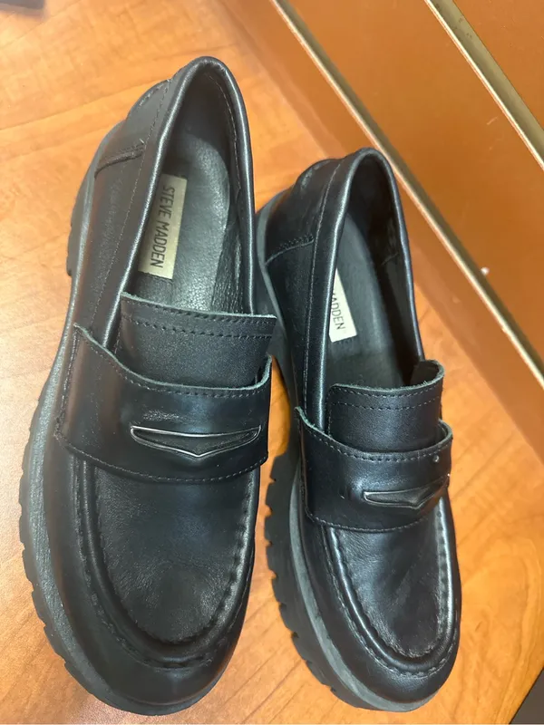 Steve Madden Lawrence Black Leather Chunky Lug Sole Loafers Size 8M - Image 4