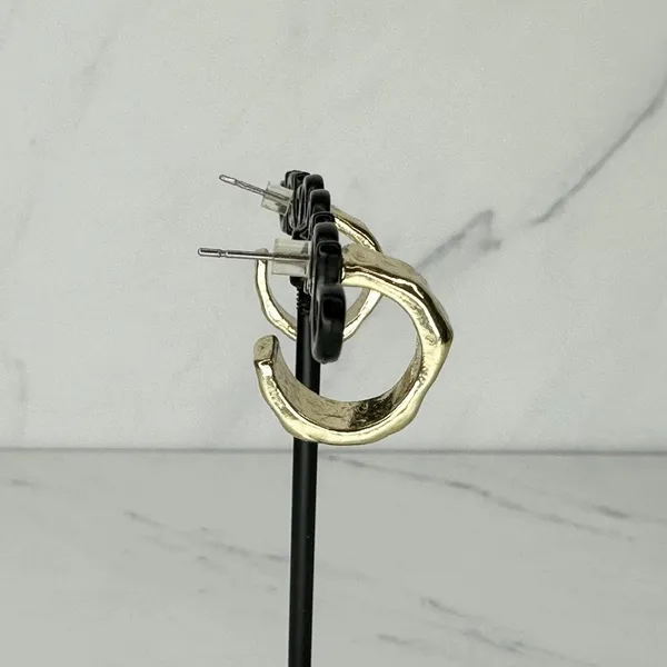 Chico's Hammered Metal Gold Tone Hoop Earrings ✨ - Image 9
