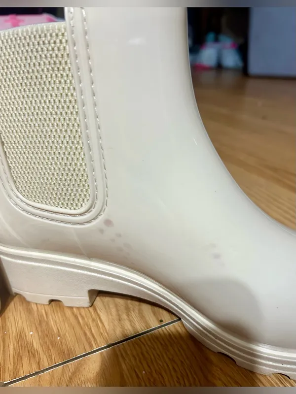 Women 11 cream colored ankle slip on rain booties Chelsey style - Image 7